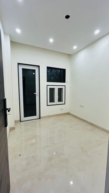 Room in 3 BHK Builder Floor at Palam Vihar – for Rent