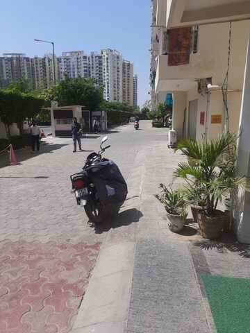 Parking in 2.5 BHK Apartment at Supertech Ecociti, Sector 137 – for Rent