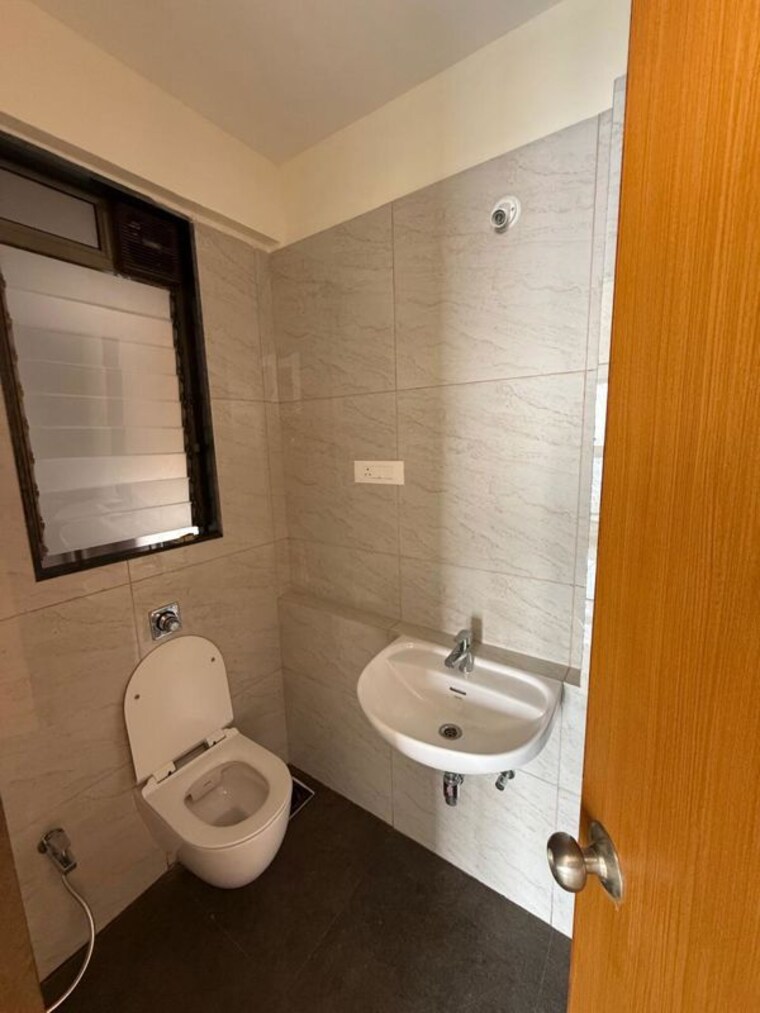 Bathroom, chandak-34-park-estate 2.5 Bedroom 700 Sq.Ft. Apartment In Goregaon West Mumbai 10042445
