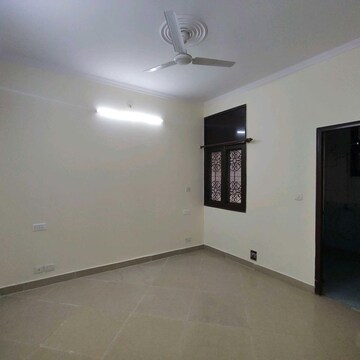 Room in 3 BHK Apartment at Parsvnath Prestige, Sector 93a – for Rent