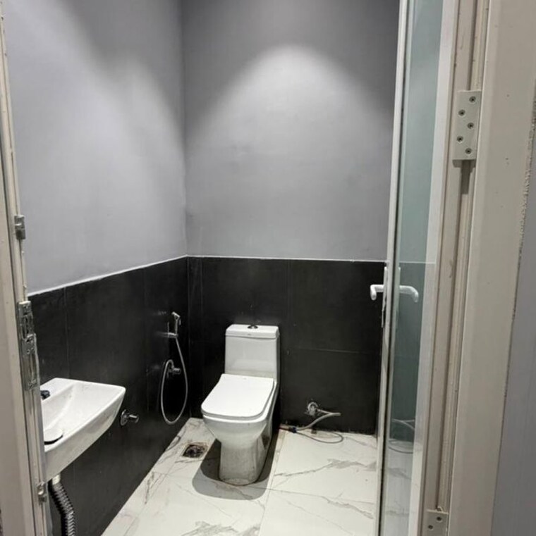 Team Area, west end colony 4 Bedroom 650 Sq.Yd. Villa In West End Colony Delhi 10042615