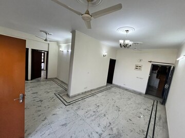 Room in 3 BHK Builder Floor at ROF Portico, Sector 43 – for Rent