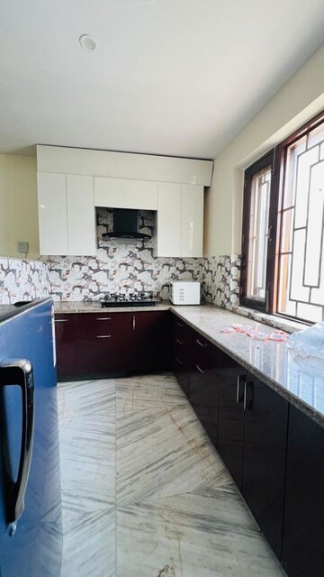 Kitchen in 3 BHK Builder Floor at Ardee Mall, Sector 52 – for Rent