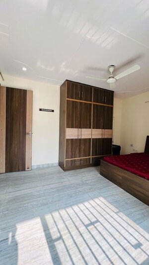 Room in 3 BHK Builder Floor at Ardee Mall, Sector 52 – for Rent