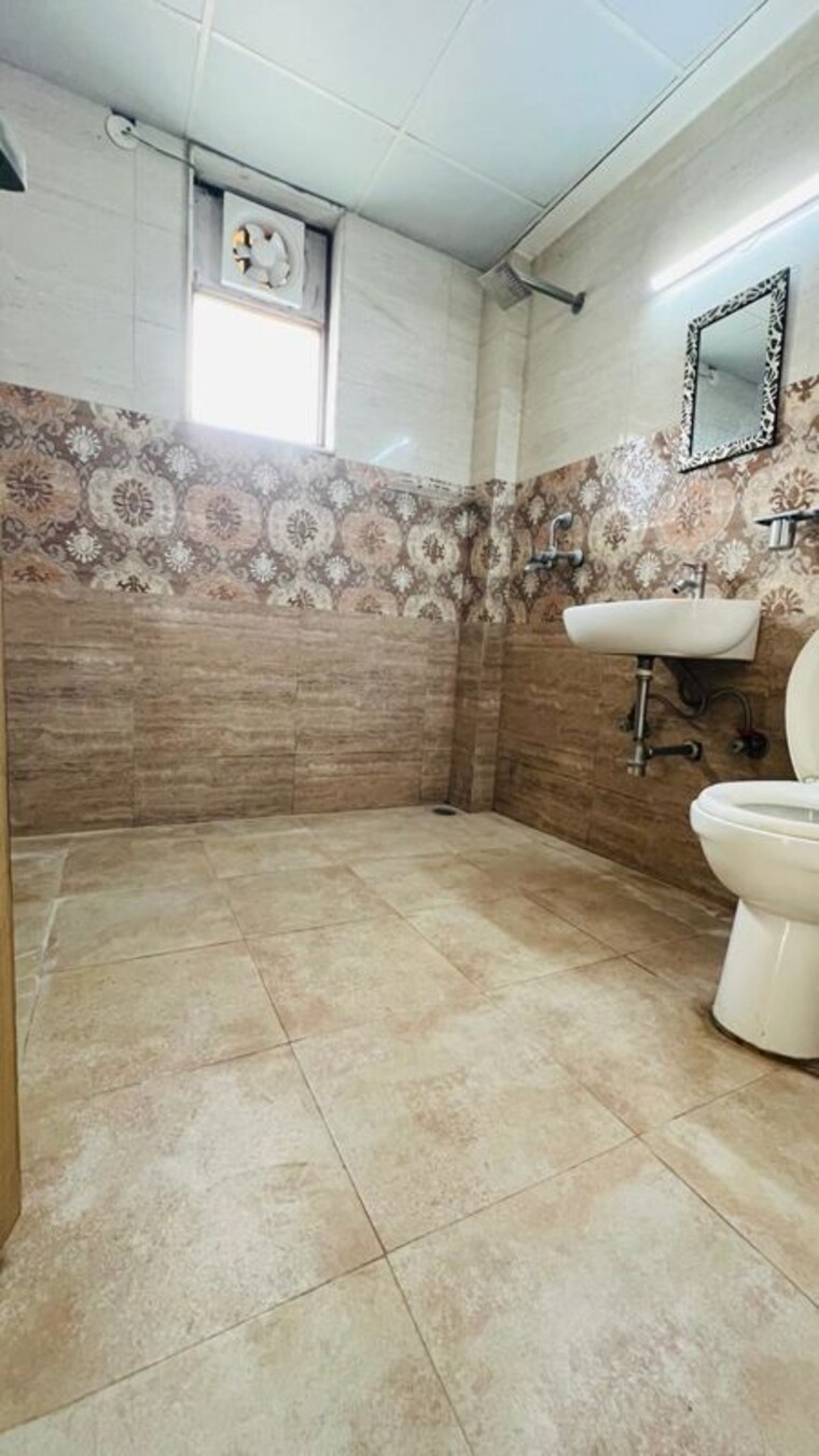 Bathroom, ardee-mall 3 Bedroom 215 Sq.Yd. Builder Floor In Sector 52 Gurgaon 10042655