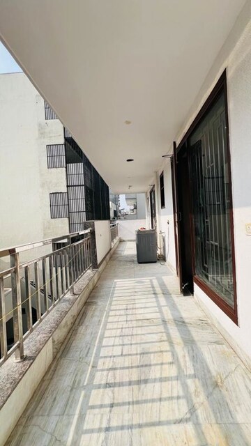 Building Lobby in 3 BHK Builder Floor at Ardee Mall, Sector 52 – for Rent