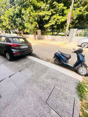 Parking in 2.5 BHK Builder Floor at Ansal Sushant Lok I, Sector 43 – for Rent