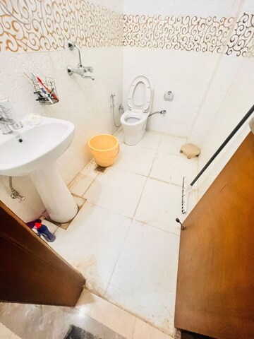 Bathroom in 2.5 BHK Builder Floor at Ansal Sushant Lok I, Sector 43 – for Rent