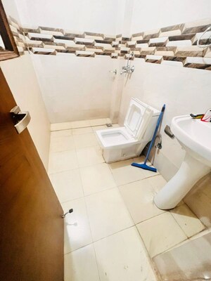 Team Area in 2.5 BHK Builder Floor at Ansal Sushant Lok I, Sector 43 – for Rent