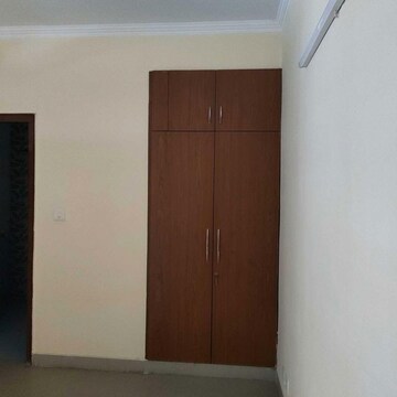 Room in 3 BHK Apartment at Parsvnath Prestige, Sector 93a – for Rent
