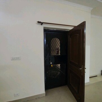 Room in 3 BHK Apartment at Parsvnath Prestige, Sector 93a – for Rent
