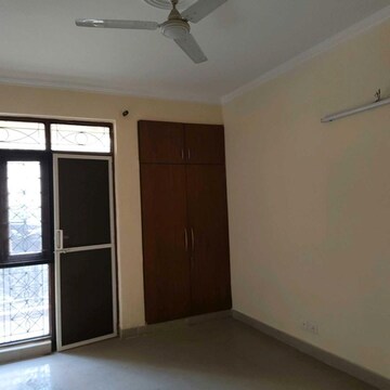 Room in 3 BHK Apartment at Parsvnath Prestige, Sector 93a – for Rent