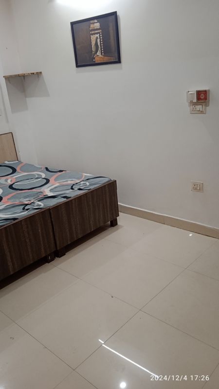 1 Rk  460 Sq.Ft. Builder Floor in Queens Plaza