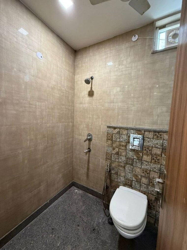 Bathroom, lajpat nagar 2 Bedroom 100 Sq.Yd. Builder Floor In Lajpat Nagar Delhi 10042662