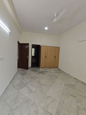 Room in 2.5 BHK Builder Floor at Ansal Sushant Lok I, Sector 43 – for Rent