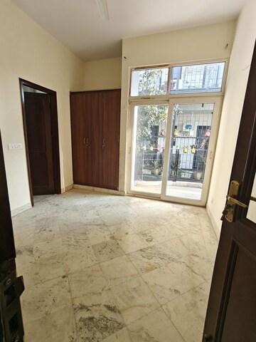 Room in 2.5 BHK Builder Floor at Ansal Sushant Lok I, Sector 43 – for Rent