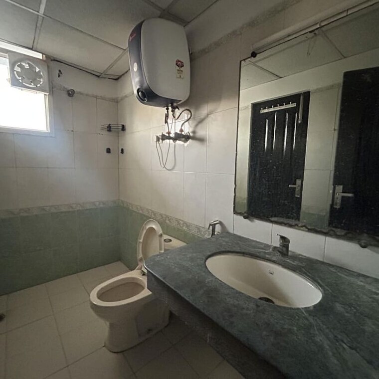 Bathroom, supertech-emerald-court 3 Bedroom 1750 Sq.Ft. Apartment In Sector 93a Noida 10042717