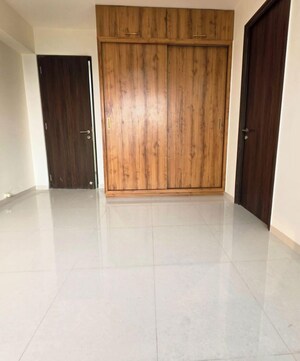 Room in 3 BHK Apartment at Kalpataru Magnus, Bandra East – for Rent