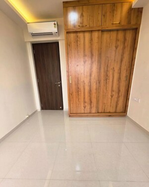 Room in 3 BHK Apartment at Kalpataru Magnus, Bandra East – for Rent