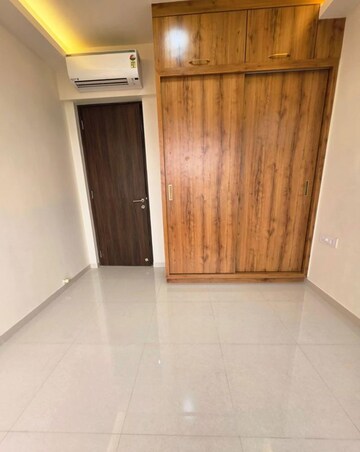 Room in 3 BHK Apartment at Kalpataru Magnus, Bandra East – for Rent