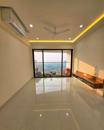 Room in 3 BHK Apartment at Kalpataru Magnus, Bandra East – for Rent