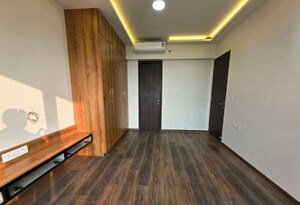 Room in 3 BHK Apartment at Kalpataru Magnus, Bandra East – for Rent