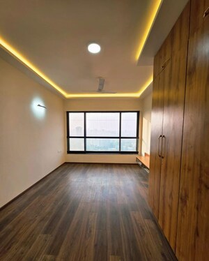 Room in 3 BHK Apartment at Kalpataru Magnus, Bandra East – for Rent