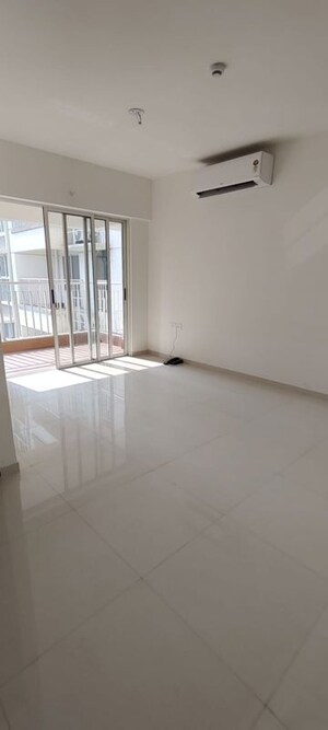 Room in 2 BHK Apartment at Lodha Amara, Kolshet Road – for Sale