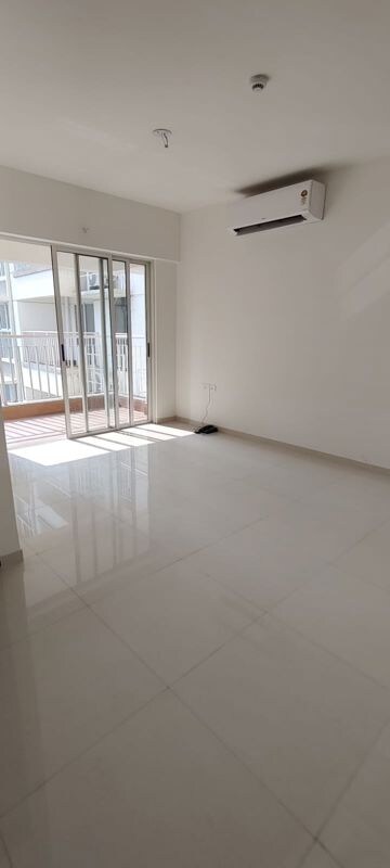 Room in 2 BHK Apartment at Lodha Amara, Kolshet Road – for Sale