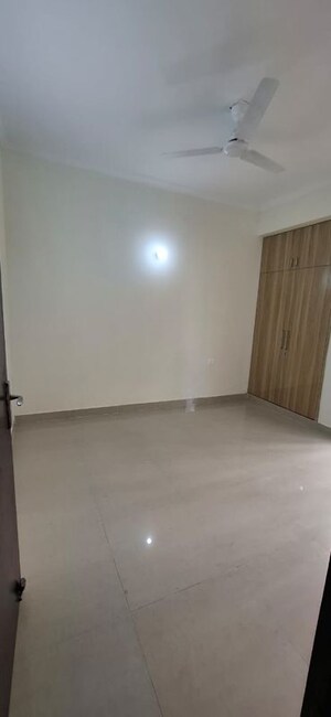 Room in 3 BHK Apartment at Amrapali Crystal Homes, Sector 76 – for Rent