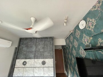 Furnished Amenities in 2 BHK Apartment at DLH Metroview, Andheri West – for Rent