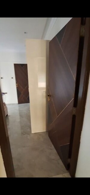 Furnished Amenities in 2 BHK Apartment at Svarna Rosemary, Mahim West – for Rent