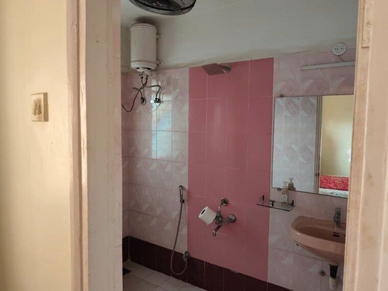 Bathroom, royal-classic-co-op-society 2 Bedroom 950 Sq.Ft. Apartment In Andheri West Mumbai 10042930