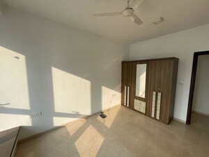 Room in 3 BHK Apartment at Oberoi Realty Esquire, Goregaon East – for Rent
