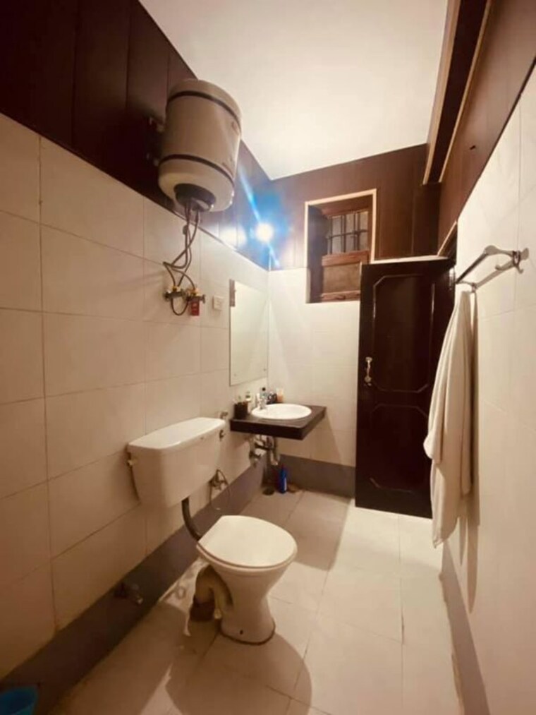 Bathroom, ansal-sushant-estate 3 Bedroom 1340 Sq.Ft. Apartment In Sector 52 Gurgaon 10043231