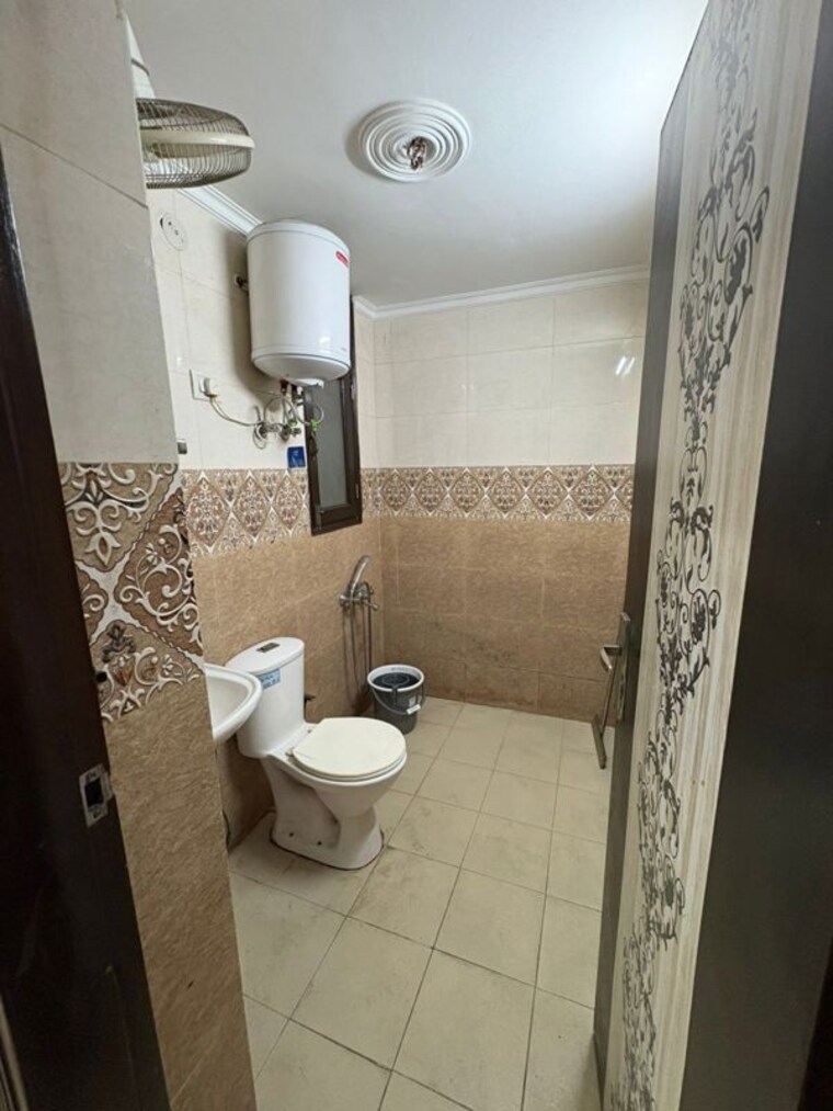 Bathroom, malviya nagar 2 Bedroom 100 Sq.Yd. Builder Floor In Malviya Nagar Delhi 10043414