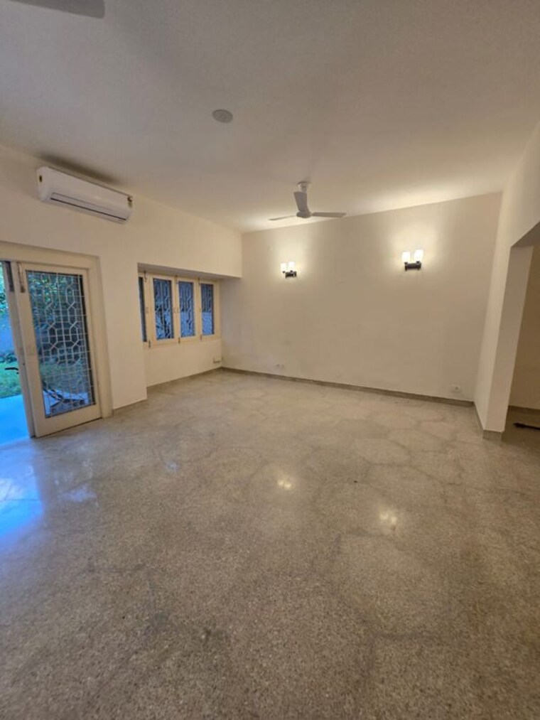 Room, greater kailash i 4 Bedroom 500 Sq.Yd. Builder Floor In Greater Kailash I Delhi 10043420