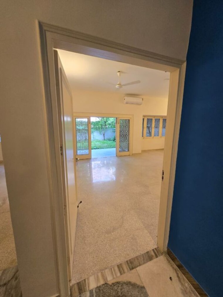 Room, greater kailash i 4 Bedroom 500 Sq.Yd. Builder Floor In Greater Kailash I Delhi 10043420
