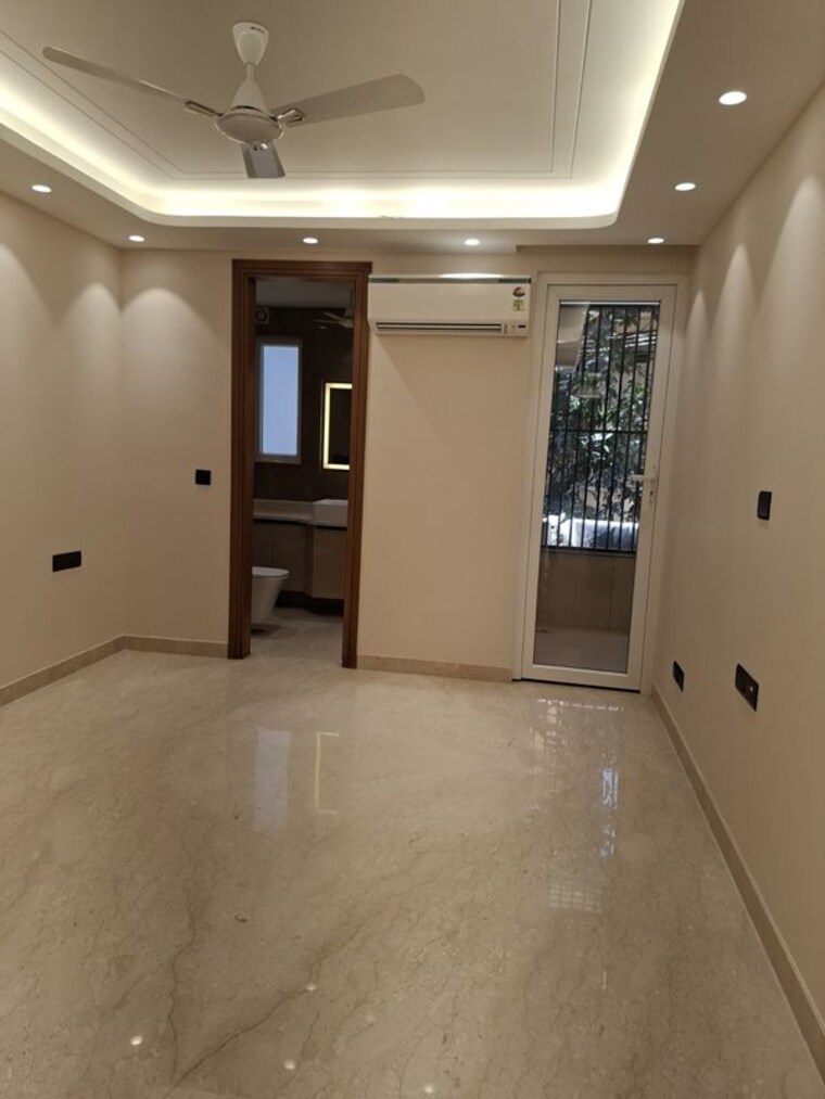 Room, south extension ii 3 Bedroom 200 Sq.Yd. Builder Floor In South Extension ii Delhi 10043424