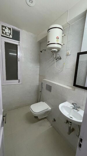 Bathroom in 3 BHK Builder Floor at Unitech South City 1, South City 1 – for Rent