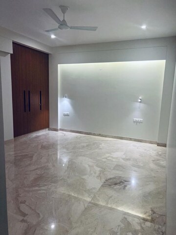 Room in 4 BHK Builder Floor at Sarvapriya Vihar – for Rent