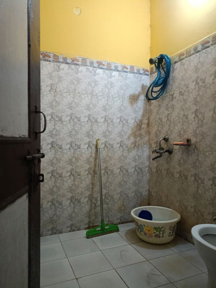 Bathroom, laxman vihar phase 2 2 Bedroom 700 Sq.Ft. Builder Floor In Laxman Vihar Phase 2 Gurgaon 10043436