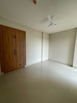 Room in 2 BHK Apartment at Tata Eureka Park, Sector 150 – for Rent