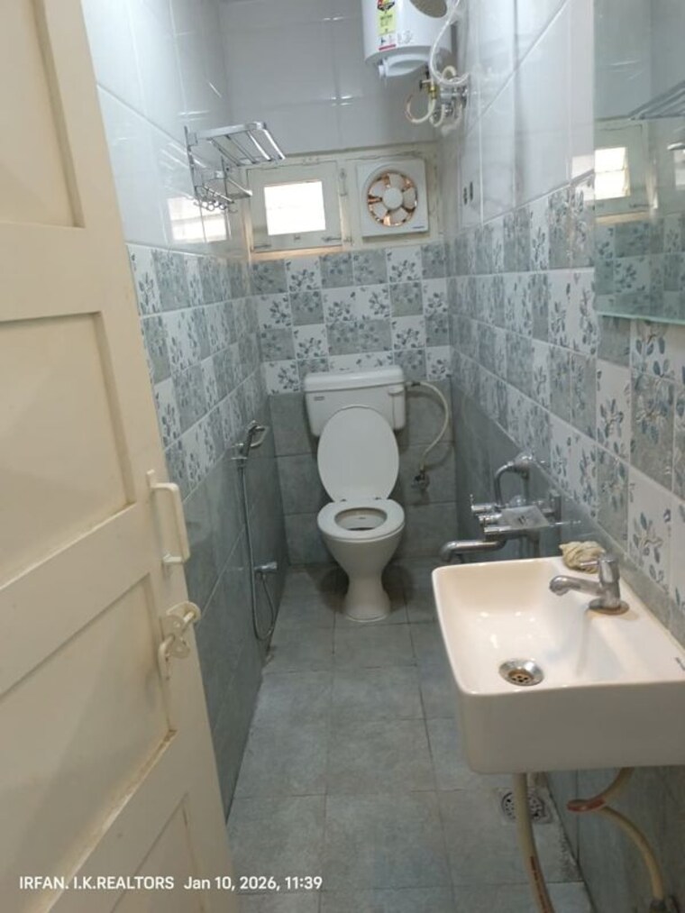 Bathroom, lavelle road 2.5 Bedroom 1350 Sq.Ft. Builder Floor In Lavelle Road Bangalore 10043536