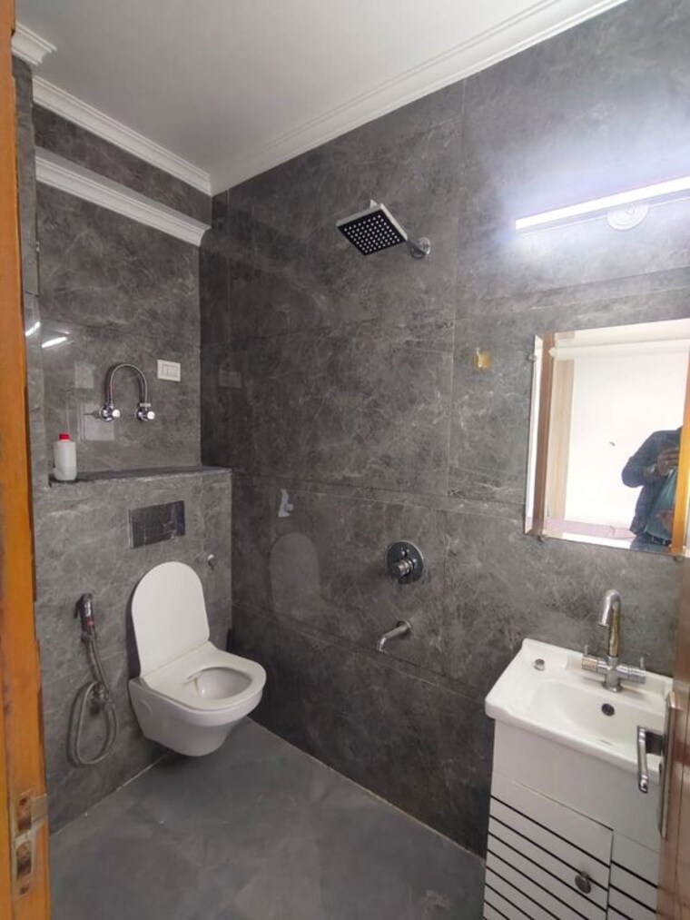 Bathroom, sukhdev vihar 3 Bedroom 1600 Sq.Ft. Apartment In Sukhdev Vihar Delhi 10043560