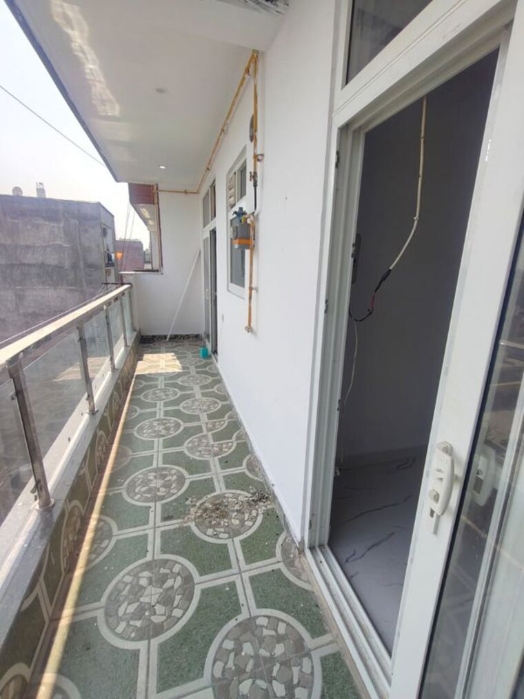 Balcony, chittaranjan park 2 Bedroom 160 Sq.Yd. Apartment In Chittaranjan Park Delhi 10043589
