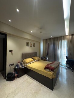 2 BHK + Extra Room Apartment For Sale in Khar West