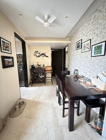 Team Area in 2 BHK Apartment at Khar West – for Sale