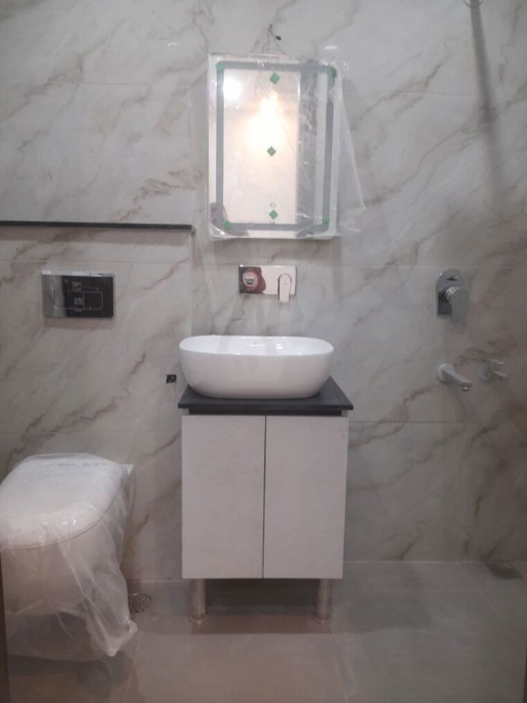 Bathroom, malviya nagar 3 Bedroom 100 Sq.Yd. Builder Floor In Malviya Nagar Delhi 10043678