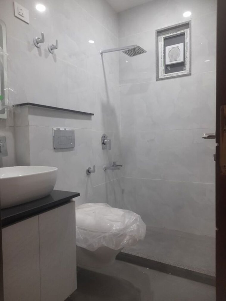 Bathroom, malviya nagar 3 Bedroom 100 Sq.Yd. Builder Floor In Malviya Nagar Delhi 10043678